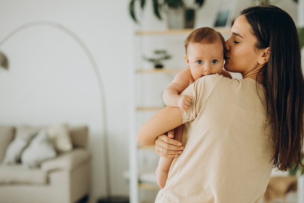 Madre con su niña en casa