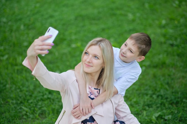 madre y su niño adolescente documentan felizmente su tiempo juntos con un selfie de teléfono inteligente creando y preservando recuerdos con fotografía digital