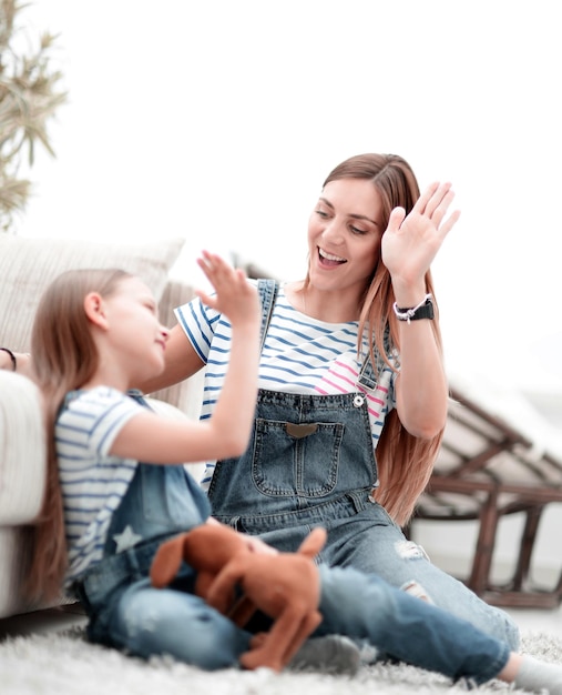 La madre y su pequeña hija se chocan los cinco