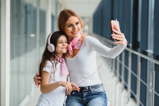 Madre y su pequeña hija con equipaje en el aeropuerto.