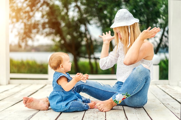 Madre con su pequeña hija jugando al aire libre