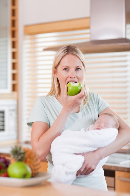 Madre con su recién nacido con una manzana