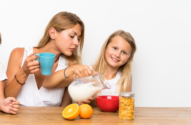 Madre con sus dos hijos desayunando