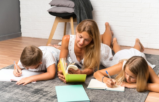 Madre con sus dos hijos en el interior y estudiando.