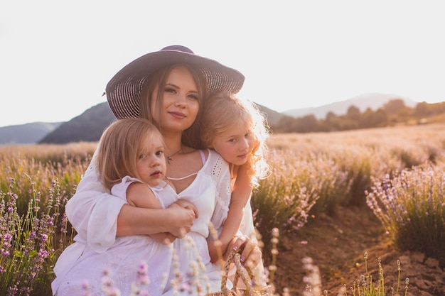 Madre con sus hijas en el campo de lavanda.