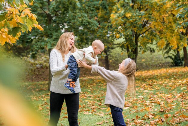 Madre y sus hijos jugando al aire libre