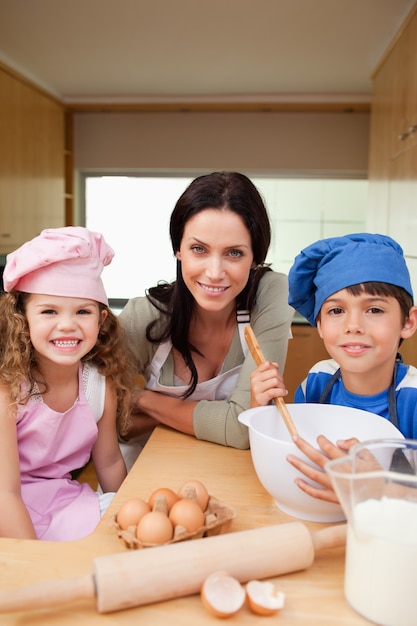 Madre y sus hijos preparando masa