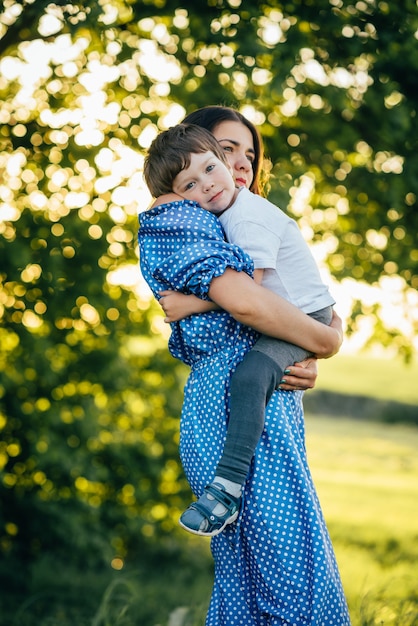 Madre, tenencia, hijo, en, ella, brazos