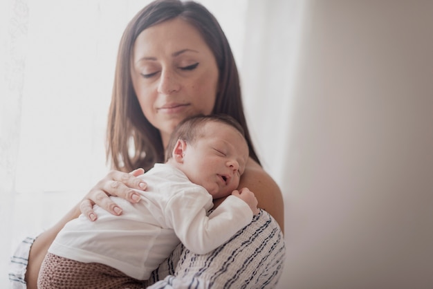 Foto madre, tenencia, niño pequeño, sueño