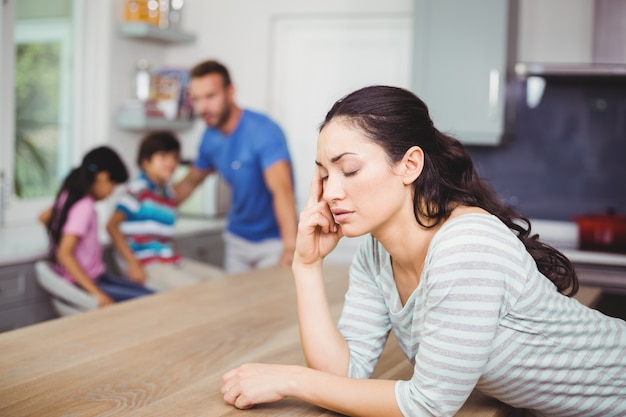 Madre tensa en la mesa con la familia