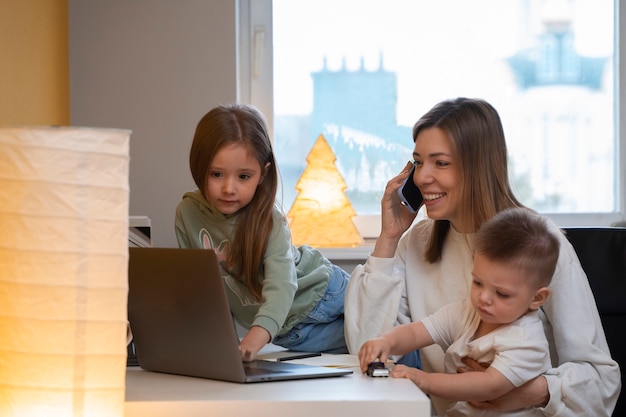 Madre de tiro medio trabajando de forma remota