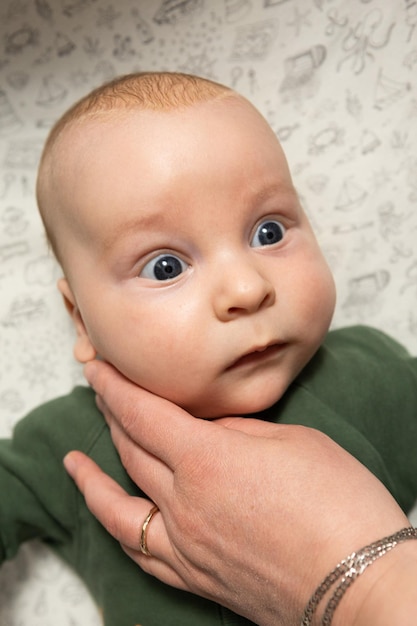 la madre toca suavemente la cara del bebé