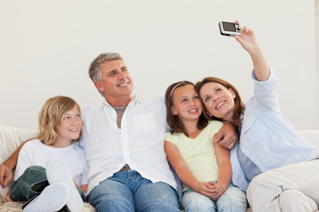 Madre tomando una foto en el sofá