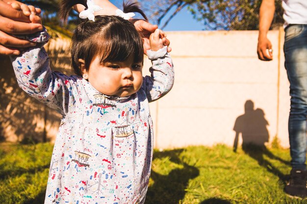 Foto madre tomando de la mano a su hija