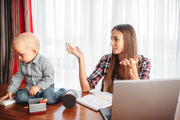 La madre trabaja, el niño la ayuda, problemas de maternidad