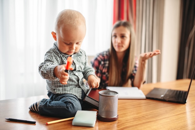 La madre trabaja, el niño la ayuda, problemas de maternidad