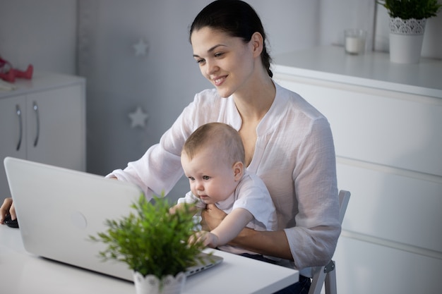 Madre trabajando junto a su pequeño hijo