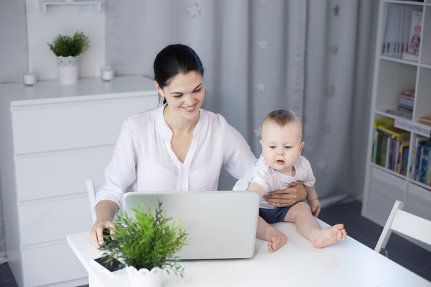 Madre trabajando junto a su pequeño hijo