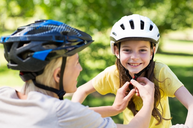 Madre unir a su hijas ciclismo casco