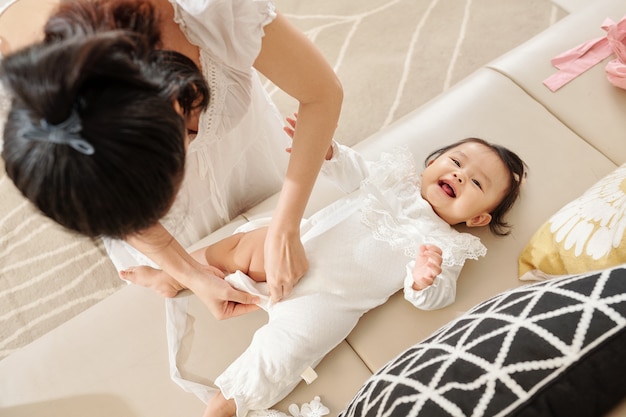 Madre vistiendo a niña