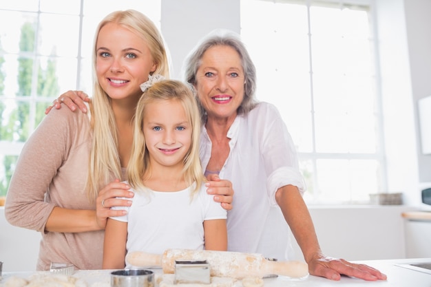 Madres alegres e hijas cocinando juntas