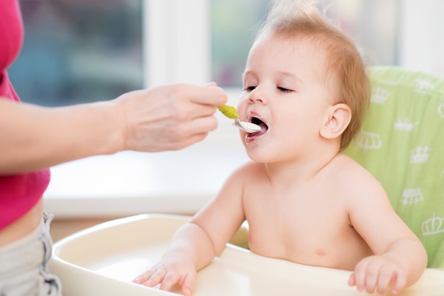 Madres alimentando al bebé