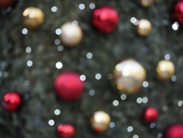 madrid beleuchteter weihnachtsbaum in der canalejas galerie am morgen