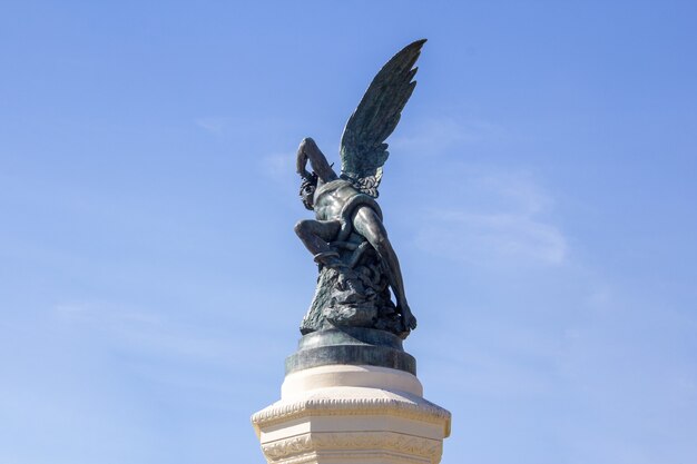 Madrid, España, 18 de octubre de 2021 La estatua del ángel caído en el Parque del Retiro de Madrid.