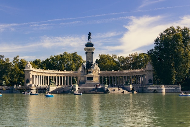 Foto madrid españa 18 de octubre de 2021 monumento de alfonso xii en el parque del retiro de madrid