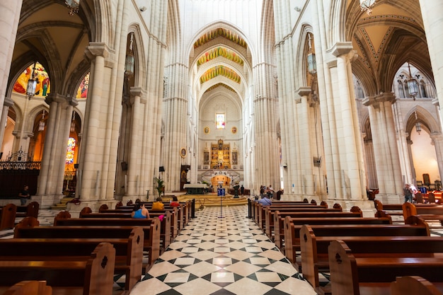 Foto madrid, españa - 20 de septiembre de 2017: catedral de la almudena o santa maría la real de la almudena es una iglesia católica en madrid, españa