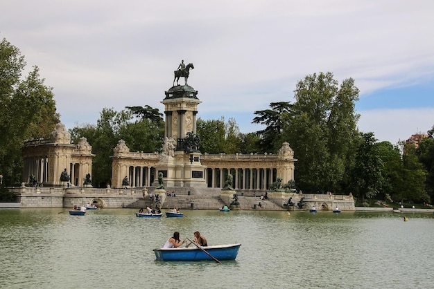 Madrid España gente montando pequeñas embarcaciones en el Parque del Buen Retiro