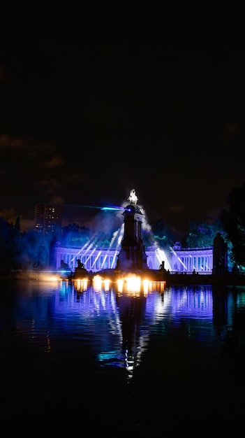 Foto madrid espanha 27 de outubro de 2023 evento luzexposição de luz de madrid juan gomez cornejo 'detener el tiempo' no parque 'el retiro'