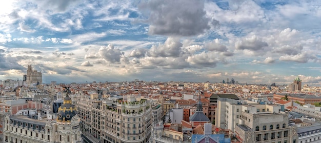 Foto madrid espanha paisagem urbana panorâmica aérea em dia nublado ensolarado