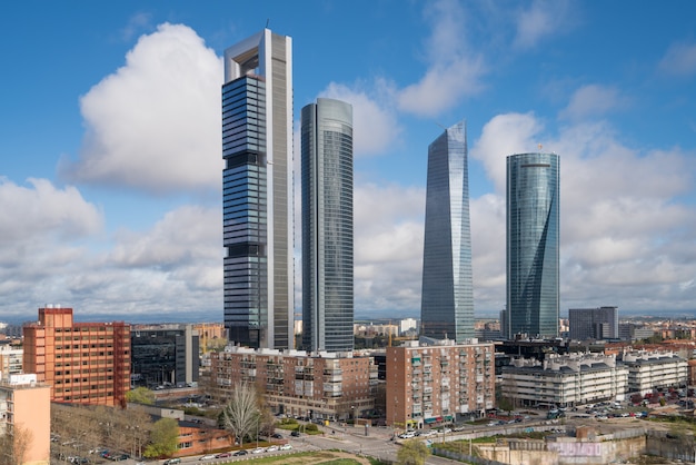 Foto madrid paisaje urbano durante el día. paisaje del edificio de negocios madrileños en torre cuatro.