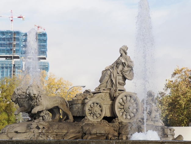 Madrid plaza de cibeles scuplture Ayuntamiento, hito de la arquitectura del Palacio de Comunicaciones del ayuntamiento, vista desde arriba durante un día soleado en España.