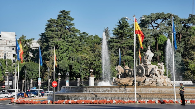 Madrid Spanien 06292022 Flagge Spaniens und der NATO winken gemeinsam auf der Plaza de Cibeles in Madrid anlässlich des in der Stadt organisierten Gipfels und der Polizei, die die Sicherheit kontrolliert