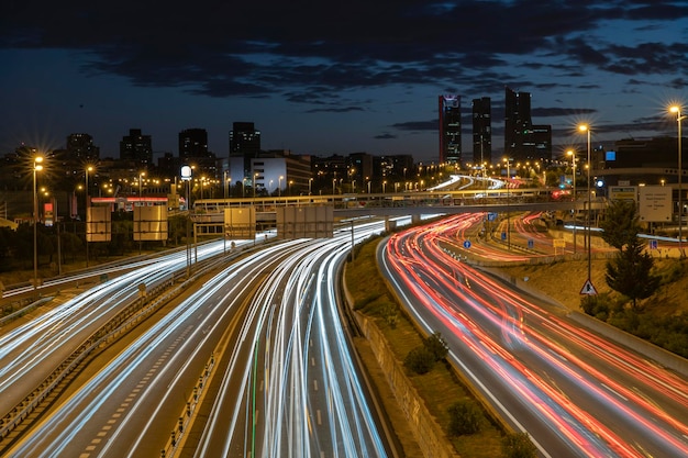 Madrider Stadtbild mit Straßennachtlichtspuren Contepts