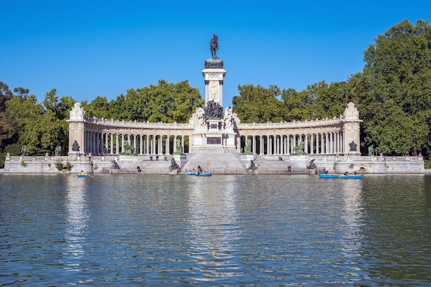 Foto madrids retiro-park gilt als eine der haupttouristenattraktionen der stadt und beherbergt zahlreiche architektonische skulpturen- und landschaftsensembles aus dem 17. bis 21. jahrhundert