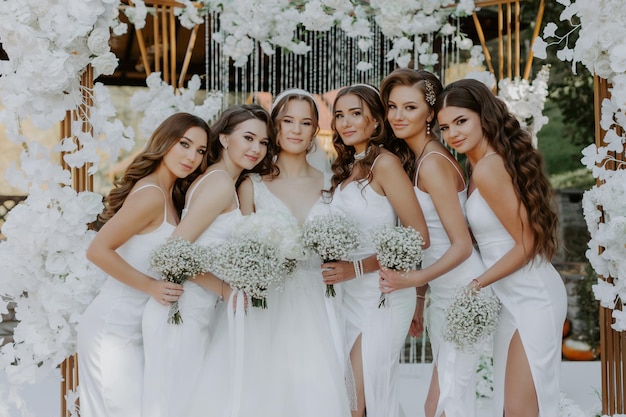 Madrinhas segurando buquês de casamento