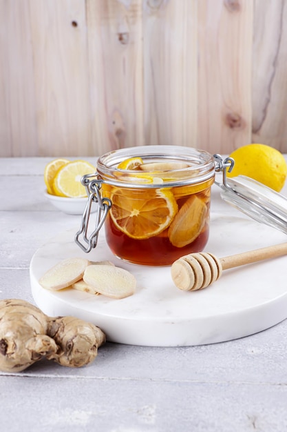 Madu jahe limão ou água de infusão feita de mel, gengibre e limão