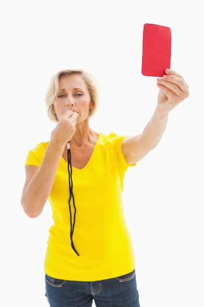 Madura rubia mostrando tarjeta roja a la cámara