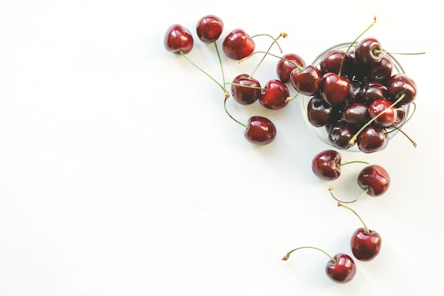 Maduras cerezas rojas y dulces. Estilo plano laico. Dieta colorida y concepto de comida sana.