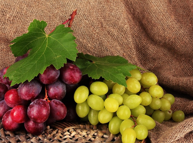 Maduras deliciosas uvas na mesa fechada