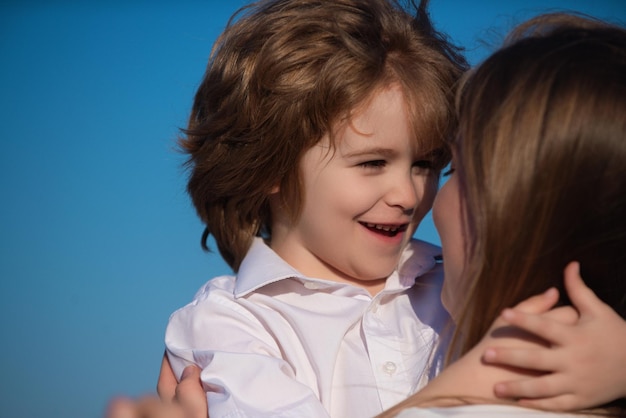 Mãe abraça retrato de mãe e filho abraçando mãe abraçando e abraçando filho dia das mães amor fa