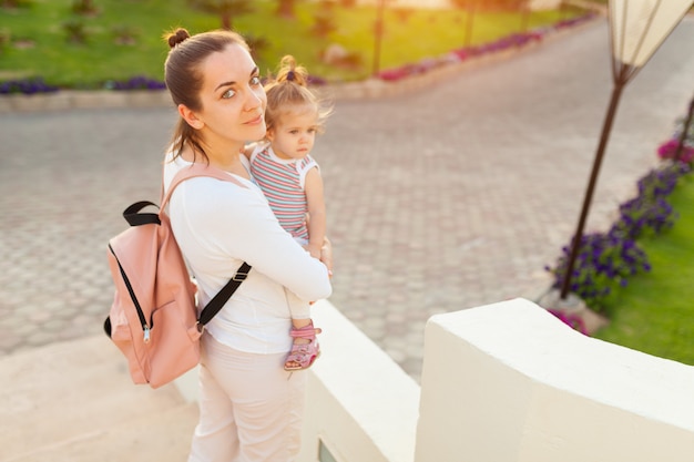 Mãe, abraçando, com, dela, filha pequena, ao ar livre, em, natureza, ligado, dia ensolarado