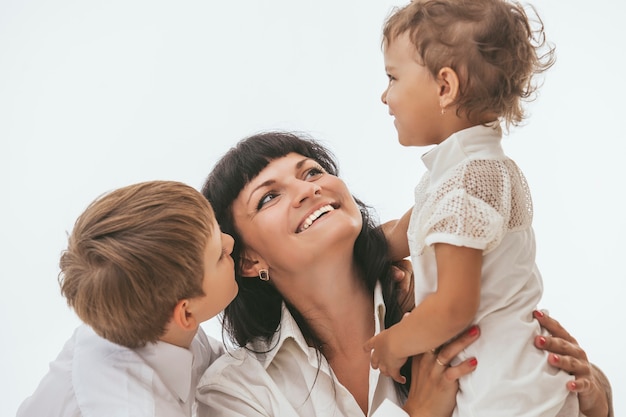 Mãe abraçando seus dois filhos