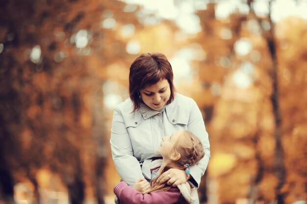 mãe abraçando sua filha, Autumn Park