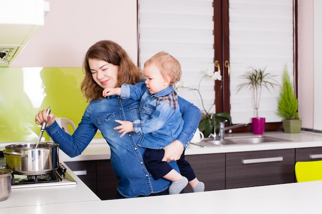 Mãe adorável está fazendo um jantar para sua família