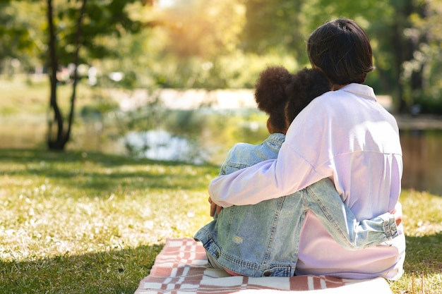 Foto mãe adotiva passar tempo com sua filha