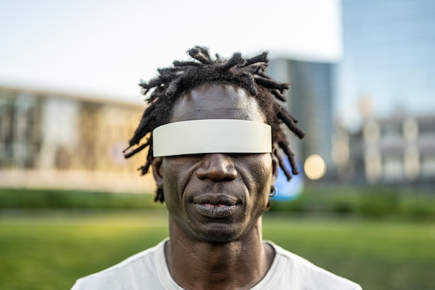 Mãe adulta africana usando óculos de alta tecnologia para estilo de vida futirístico de realidade aumentada